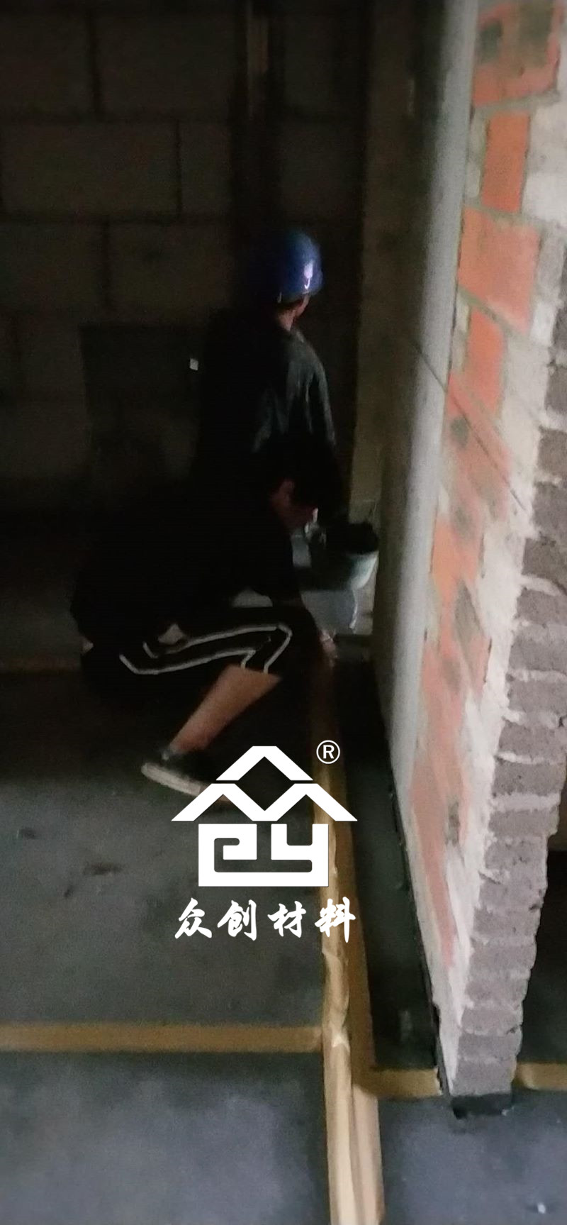 HKS改性(xìng)聚丙烯(xi)保溫隔(gé)聲闆現(xiàn)場施工(gōng)現場-粘(zhān)貼防水(shui)膠帶