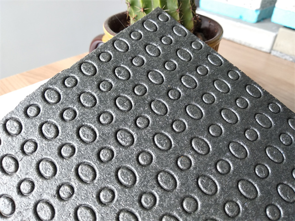 單面凹發泡(pao)橡膠減震墊(nian)闆